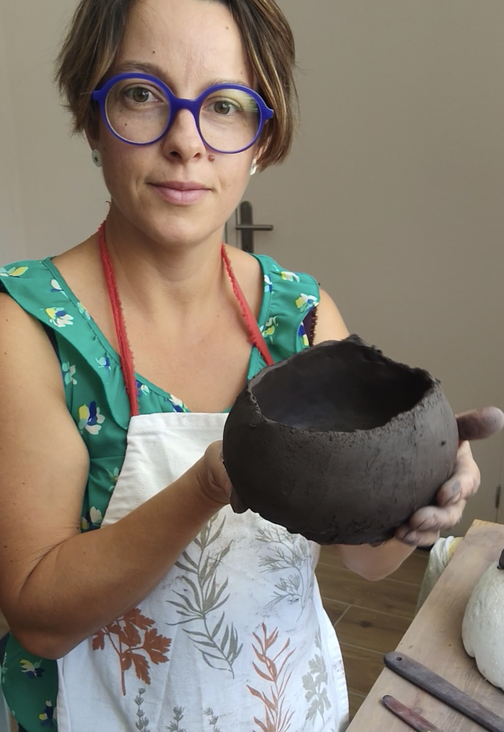 Aurélie façonnant une pièce en grès